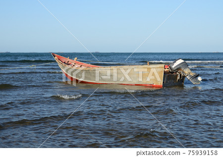 Old wooden boat by the sea Old wooden boat by the sea 75939158