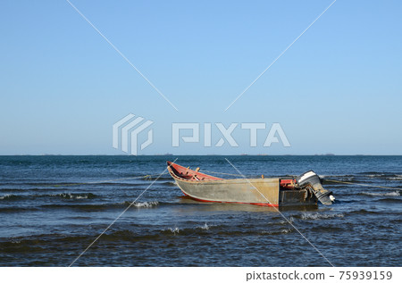 Old wooden boat by the sea Old wooden boat by the sea 75939159