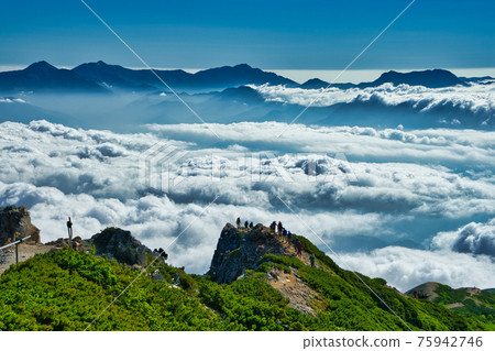 晴天從北阿爾卑斯山的烏松山拍攝雲海中的日本100座名山（妙高山、高津山、樋內山、天香山） 75942746