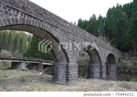 現存於大分縣的明成路第一渡槽橋(Rokuren Aqueduct Bridge) 現存於大分縣的明成路第一渡槽橋(Rokuren Aqueduct Bridge) 75944251