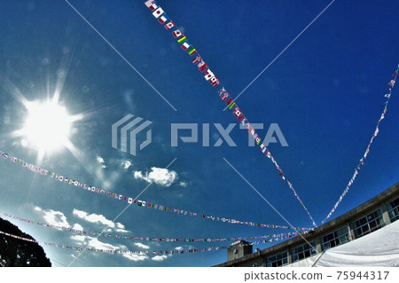 運動會，所有旗幟在藍天中蔓延 75944317
