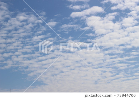 Clear winter clouds at Kobe Airport, Hyogo Prefecture Clear winter clouds at Kobe Airport, Hyogo Prefecture 75944706