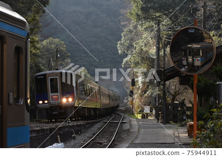 2000 series limited express trains are separated from ordinary trains at the unexplored station of switchback 75944911