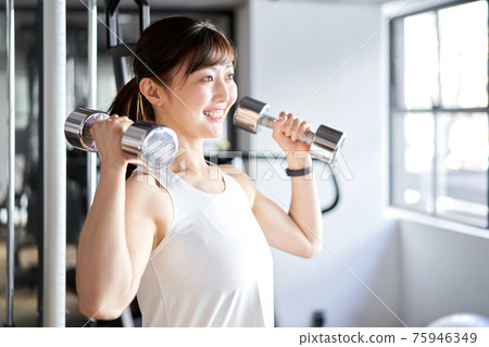 在訓練健身房做肩壓的亞洲女性 75946349