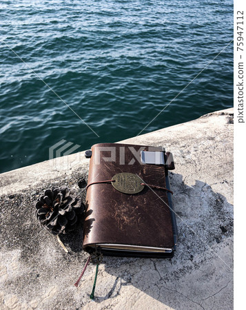 Travelers Note and the Sea 75947112