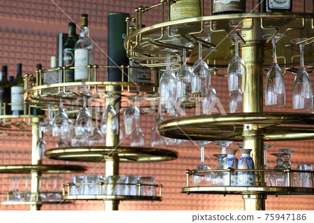 Glasses at the bar counter in the party venue 75947186