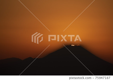 The sun coming out from the summit of Mt. Fuji 75947187