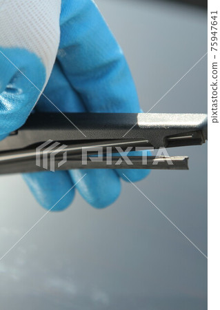 Damaged wiper rubber Damaged wiper rubber 75947641