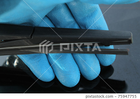 Damaged wiper rubber 75947755