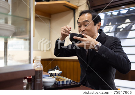 上班族在套餐店吃午飯 上班族在套餐店吃午飯 75947906