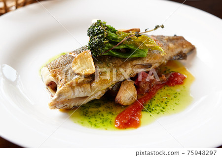 優雅呈現的虹鱒魚炒 75948297