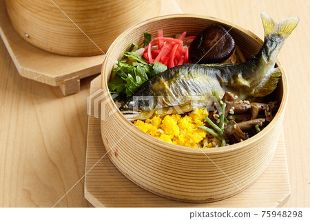 烤香魚加鹽和色彩繽紛的豪華 Wappameshi 烤香魚加鹽和色彩繽紛的豪華 Wappameshi 75948298