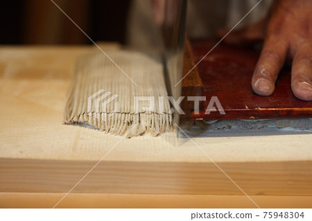 How to cut handmade soba into small pieces 75948304