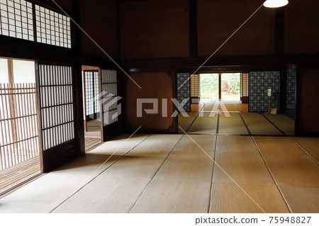 新潟縣新潟市笹川住宅舊日式住宅的大型日式房間 新潟縣新潟市笹川住宅舊日式住宅的大型日式房間 75948827
