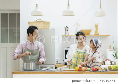 父母和孩子做飯的年輕家庭廚房形象 父母和孩子做飯的年輕家庭廚房形象 75949274