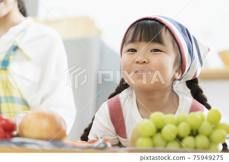 6歲女孩微笑 6歲女孩微笑 75949275