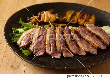 Charcoal-grilled duck loin full of gravy 75949503