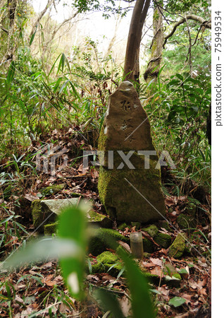 Shino Pass Katsuragi 28shuku No. 6 Sutra Mound 75949534