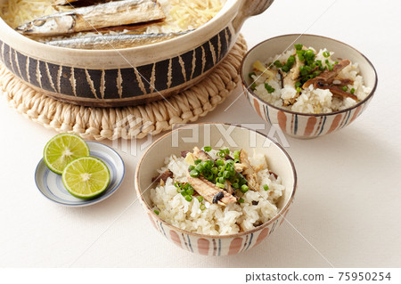 Rice cooked with saury cooked in a clay pot 75950254