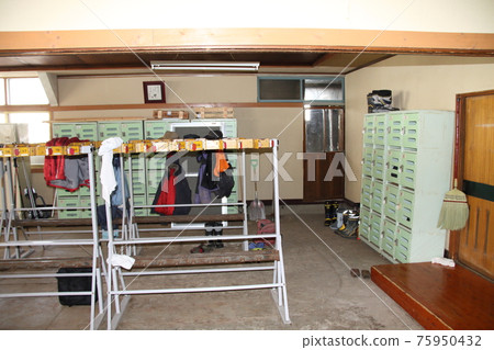 從萬座溫泉源頭直流的老字號旅館的滑雪板烘乾室 75950432