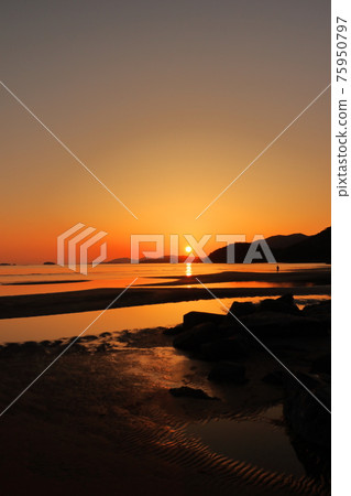 Tidal flats and sunsets on the Shinmaiko coast Tidal flats and sunsets on the Shinmaiko coast 75950797