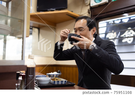 Office worker having lunch at a set meal shop Office worker having lunch at a set meal shop 75951108