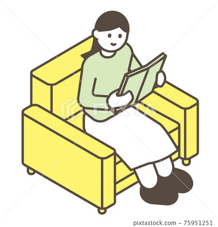 一個女人坐在沙發上和閱讀 75951251