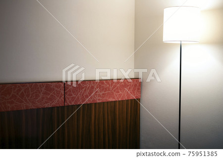 Room with calm indirect lighting 75951385