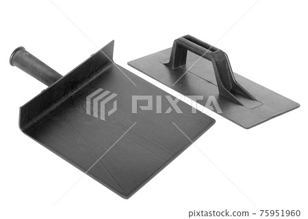 plate mix and trowel on white background 75951960