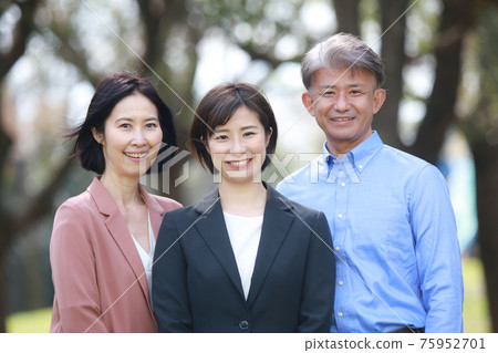 笑臉父母和孩子 75952701