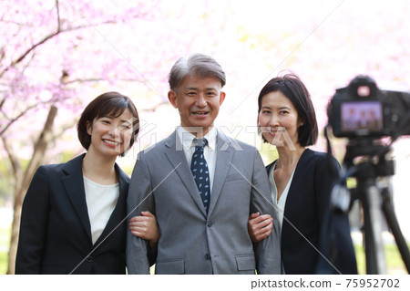 家長與孩子合影 75952702