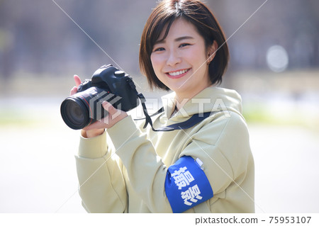 Female cameraman image 75953107
