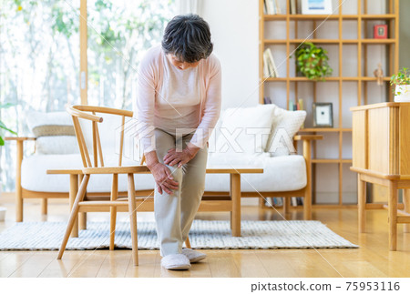 Senior woman with joint pain 75953116