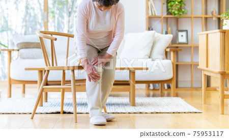 Senior woman with joint pain 75953117