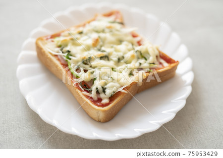 Pizza toast (with perilla) 75953429