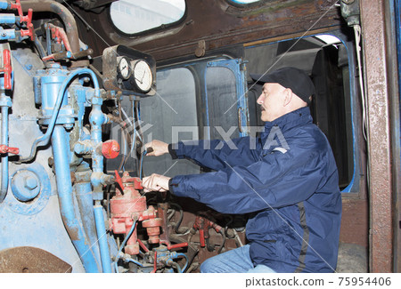 The machinist operates a steam locomotive 75954406