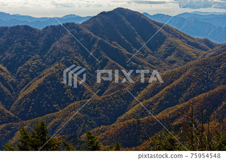 從大佛人蓮和天狗谷山看到的秋天色彩的恒河原山 從大佛人蓮和天狗谷山看到的秋天色彩的恒河原山 75954548