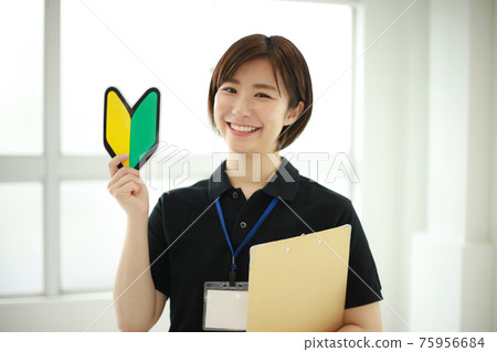 帶有活頁夾和初學者標記的體育健身教練的圖像 帶有活頁夾和初學者標記的體育健身教練的圖像 75956684