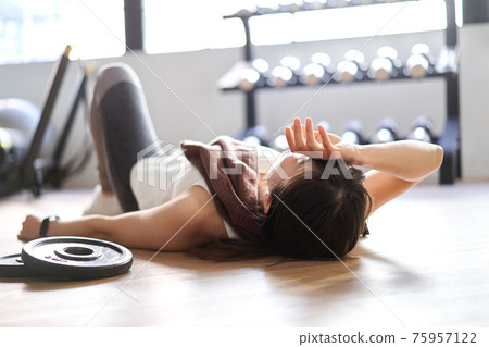 躺下在訓練健身房的亞裔婦女 75957122