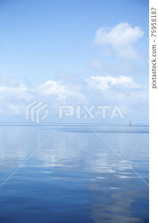 從前往西表島船浮港的渡輪上看到的大海、藍天和白雲 從前往西表島船浮港的渡輪上看到的大海、藍天和白雲 75958187