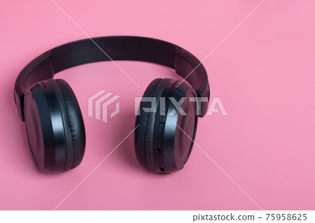 Black headphones on pink background. Music concept 75958625