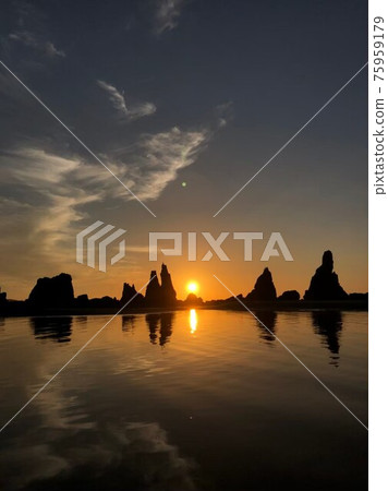 Hashiguiiwa Rocks sunrise in Kushimoto Town, Wakayama Prefecture Hashiguiiwa Rocks sunrise in Kushimoto Town, Wakayama Prefecture 75959179