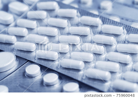 White pills in blister pack,shallow depth of field 75960048