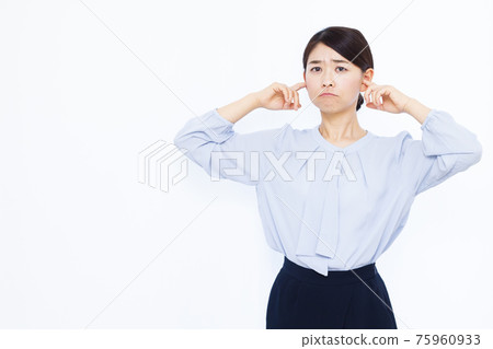 A woman in her thirties who closes her ears A woman in her thirties who closes her ears 75960933