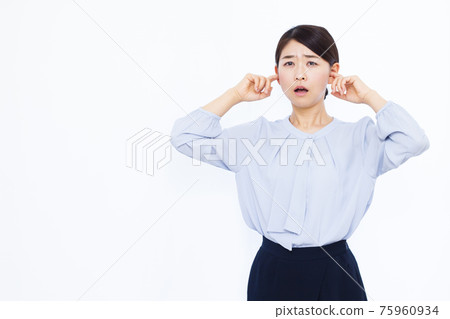 A woman in her thirties who closes her ears A woman in her thirties who closes her ears 75960934