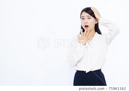 Business woman in her thirties holding her head Business woman in her thirties holding her head 75961162