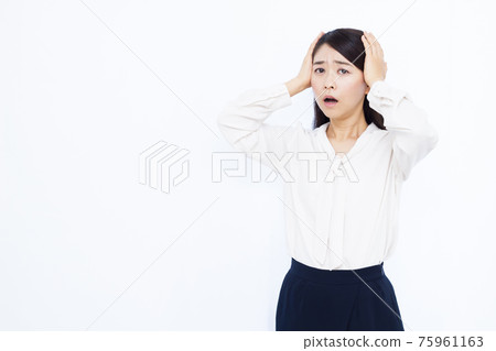三十多歲的女人抱著她的頭 75961163