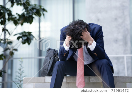 一個擔心商人的年輕人 一個擔心商人的年輕人 75961472