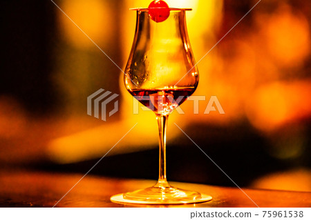 酒吧佈局 威士忌酒桶 室內陳釀 古董酒 奢侈品 酒類 煙草 75961538