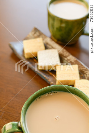 Cafe time with two people Cafe time with two people 75962052
